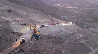 Heyelan nedeniyle kapanan Hakkari-Van kara yolunda ulaşım alternatif yoldan sağlanmaya başladı