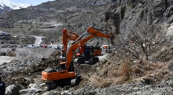 Heyelanın meydana geldiği Hakkari-Van kara yolunda ulaşım kontrollü sağlanıyor