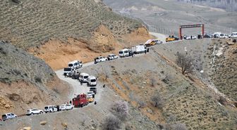 Heyelanın olduğu Hakkari-Van kara yolundaki alternatif güzergahta araç geçişleri sürüyor