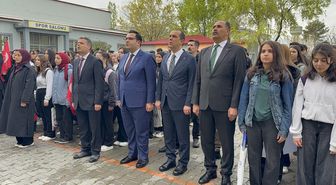 Iğdır Valisi Taşolar ile protokol üyeleri okullarda öğrencilerle sıraya girip İstiklal Marşı'nı okudu