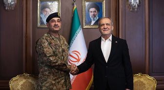 İran Cumhurbaşkanı, ABD'nin mesajını iletmek üzere Tahran'a gelen Pakistan Genelkurmay Başkanı ile görüştü