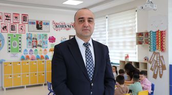 İşitme engelli ailesini taklit eden çocuk eğitimle konuşmaya başladı