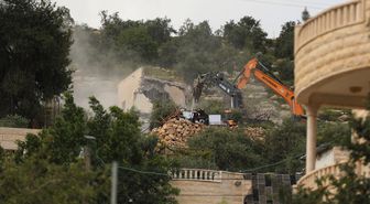 İsrail askerleri Batı Şeria'da mülkiyet belgelerine rağmen Filistinli aileye ait evi yıktı