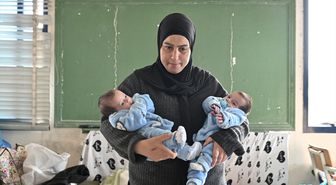 İsrail'in 8 aylık hamileyken yerinden ettiği Lübnanlı kadına dünyaya getirdiği ikiz bebekleri 'umut ışığı' oldu
