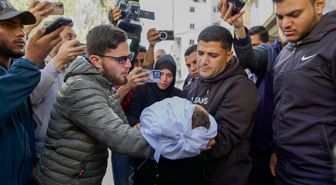 İsrail'in Gazze'ye saldırısında ikizlere hamile anne ve 2 çocuğu hayatını kaybetti