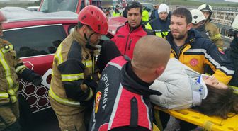 İstanbul-İzmir Otoyolunda tıra çarpan SUV tipi otomobildeki 4 kişi yaralandı