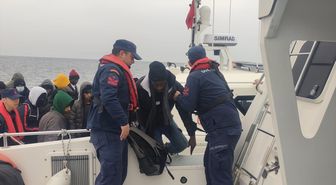 İzmir'de 26 düzensiz göçmen kurtarıldı, 19 göçmen yakalandı