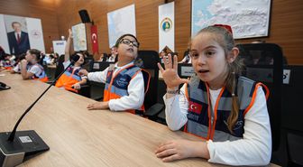 İzmir'de deprem tatbikatını 23 Nisan dolayısıyla çocuklar yönetti