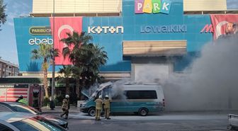 İzmir'de dolmuşta çıkan yangın cep telefonu kamerasıyla görüntülendi