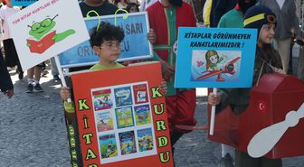 İzmir'deki şenlikte kitap kahramanlarını canlandıran öğrenciler kitap takası yaptı