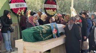 İzmir'deki trafik kazasında ölen genç doktor, son yolculuğuna uğurlandı