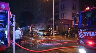 Kadıköy'de oto galeride çıkan yangında 4 araç kullanılamaz hale geldi