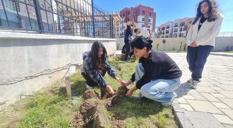 Kadirli'de öğrenciler huzurevi sakinleriyle fidan dikti