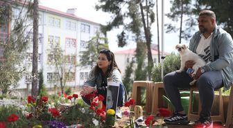 Kahramanmaraş'taki okul saldırısında hayatını kaybeden öğrenciler mezarları başında anılıyor
