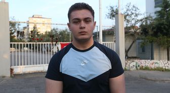 Kahramanmaraş'taki silahlı saldırının gerçekleştiği okula Türk bayrağı asıldı ve karanfil bırakıldı