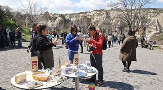 Kapadokya'da turistlere Türk kahvesi ile lokum ikram edildi