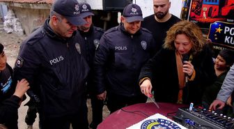 Karabük'te kavga ihbarına giden polislere sürpriz kutlama