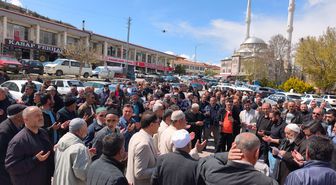Karakeçili'de hacı adayları vatandaşlarla vedalaştı