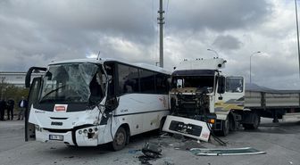 Karaman'da işçi servisi ile tır çarpıştı, 12 kişi yaralandı