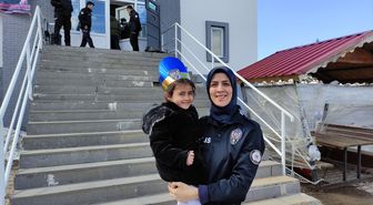 Karlıova'da öğrencilerden polislere ziyaret