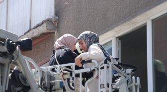 Kayseri'de apartmanda çıkan yangında dumandan etkilenen 5 kişi hastaneye kaldırıldı