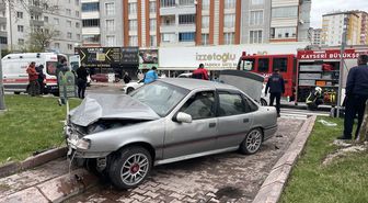 Kayseri'de çarpışan iki otomobildeki 3 kişi yaralandı