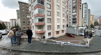 Kayseri'de işçi servisinin apartman bahçesine düşmesi sonucu 1 kişi yaralandı