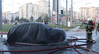 Kayseri'de yanan elektrikli otomobile battaniye yöntemiyle müdahale edildi