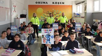 Kepez'deki okullarda 'Polirobot Trafikte Projesi' kapsamında bilgilendirme yapıldı
