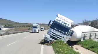 Kilis'te kontrolden çıkan beton mikseri yola devrildi