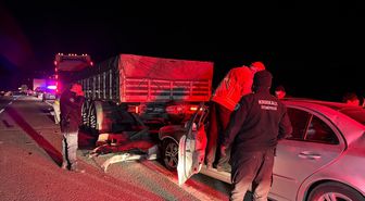 Kırıkkale'de tıra çarpan otomobilin sürücüsü yaralandı