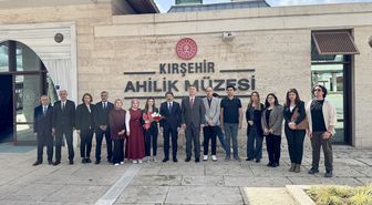 Kırşehir'de gönüllü üniversite öğrencileri, kenti yerli ve yabancı ziyaretçilere tanıtıyor