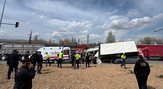 Kırşehir'de kamyonet ile otomobilin çarpıştığı kazada 5 kişi yaralandı