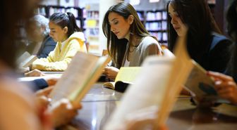 Kitap kulübü kuran kadınlar tarihi kilisedeki kütüphanede okuma günleri düzenliyor