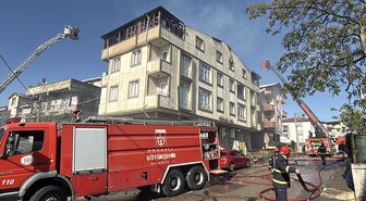 Kocaeli'de apartmanın çatısında çıkan yangın hasara neden oldu