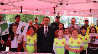 Kocaeli'de 'minik dedektifler' sürücüleri trafik kurallarına uymaları konusunda uyardı