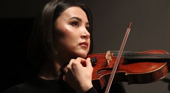 Kocaeli'de oda orkestrasının genç yetenekleri, usta müzisyenlerle aynı sahneyi paylaşıyor