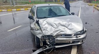 Konya'da hafif ticari araçla otomobilin çarpışması sonucu 4 kişi yaralandı