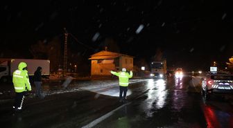 Kop Dağı Geçidi'nde kar ve tipi ulaşımda aksamalara yol açtı