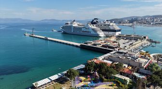 Kuşadası'na iki kruvaziyerle 2 bin 723 turist geldi