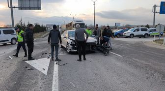 Kütahya'da iki otomobil çarpıştığı kazada 2 kişi yaralandı