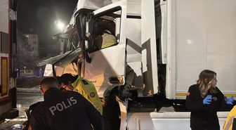 Kütahya'da kırmızı ışıkta bekleyen araca çarpan tır sürücüsü ağır yaralandı