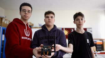 Liselilerin görme engelliler için geliştirdiği robota çifte ödül