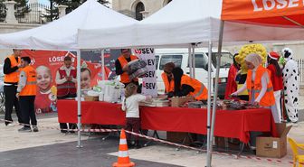 LÖSEV'in 'İyilikler Tırı'ndan Sivas'ta hasta çocuklar ve ailelerine yardım