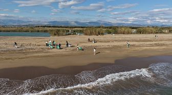 Manavgat'ta caretta carettalar için kıyı temizliği yapıldı