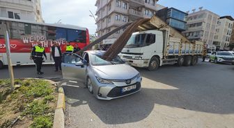 Manavgat'ta kamyondaki demirlerin otomobilin ön camına saplanması sonucu 2 kişi yaralandı