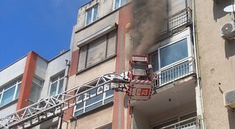 Manisa'da apartmanda çıkan yangında bir kişi yaralandı, mahsur kalan görme engelli merdivenle kurtarıldı