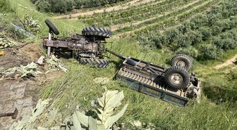 Manisa'da şarampole devrilen traktörün sürücüsü öldü