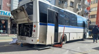 Manisa'da tamir etmeye çalıştığı otobüsün altında kalan usta yaralandı