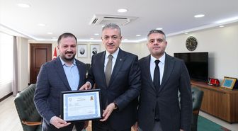 Mardin Valisi Akkoyun'u yılın hekimi seçilen doktor ziyaret etti